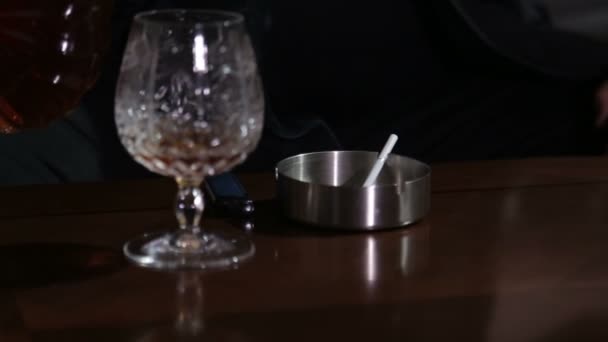 Mann Dunkeln Schenkt Sich Whiskey Ein Trinkt Ihn Und Zündet — Stockvideo