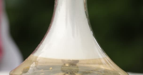 緑の背景にテーブルの上に喫煙フカ 透明な液体とガラスフカフラスコ — ストック動画