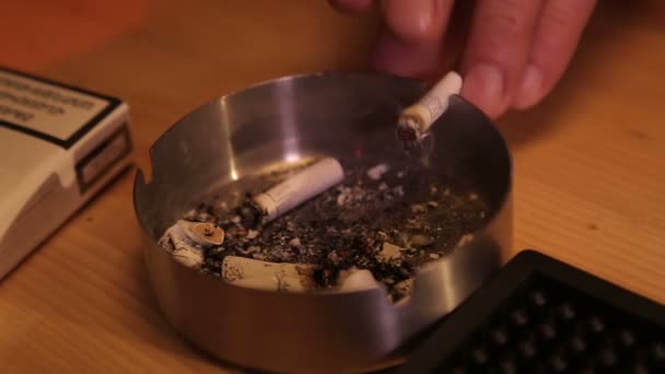 Άνθρωπος Ένα Μπαρ Σβήνει Ένα Τσιγάρο Κάθε Στάχτη — Αρχείο Βίντεο