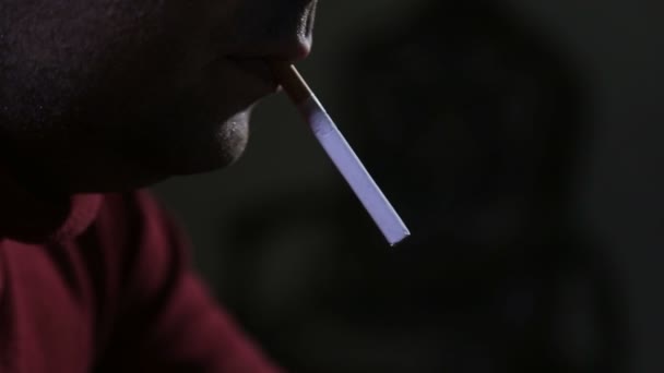 Hombre Oscuridad Enciende Cigarrillo Con Una Cerilla Comienza Fumar — Vídeo de stock
