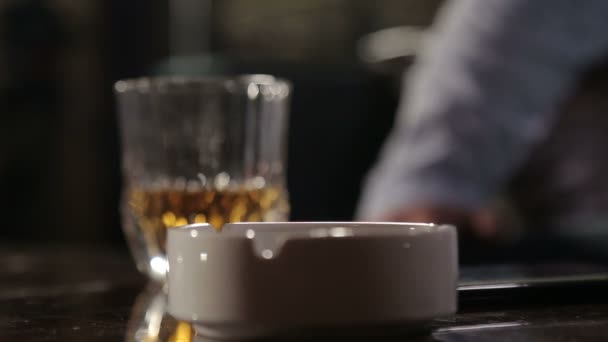 Een Man Een Bar Die Een Sigaret Uitblaast Elke Ashtra — Stockvideo