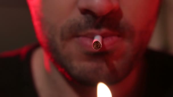 Man Tänder Cigarett Och Röker Vid Ett Bord Baren Med — Stockvideo