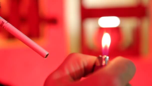 Чоловік Запалює Цигарку Курить Столом Барі Червоним Світлом Нього Проблеми — стокове відео