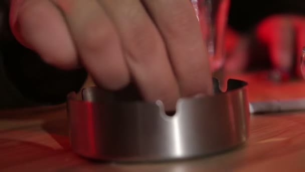 Ein Mann Einer Bar Steckt Eine Zigarette Einen Aschenbecher Und — Stockvideo