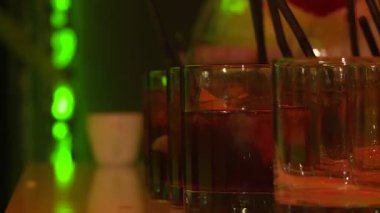 Barmen içkisine pipet koyar.