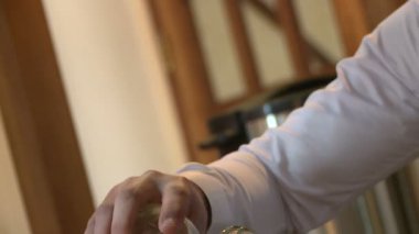 Barmen masaya altın viski, konyak ya da konyak dolduruyor. Barmen bardağa alkol koyuyor. Viski, rom.