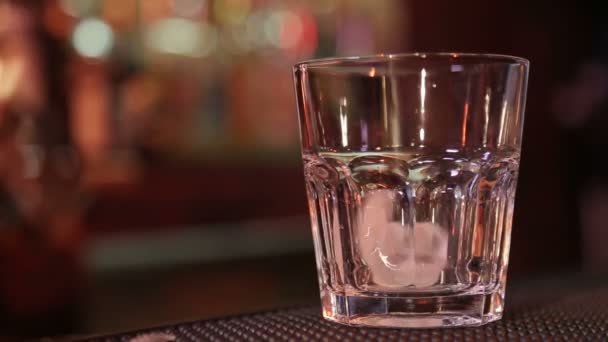 Bartender Menuangkan Wiski Emas Cognac Atau Brendi Dari Botol Kaca — Stok Video