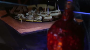 Mutlu bir çift ve gece evde şarap.