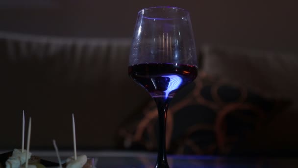 Pareja Feliz Junto Con Vino Noche Casa — Vídeos de Stock