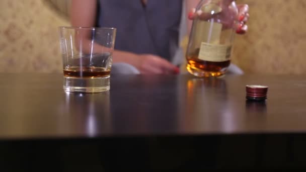Una Chica Nerviosa Toma Vaso Whisky Luego Cambia Opinión Toma — Vídeos de Stock