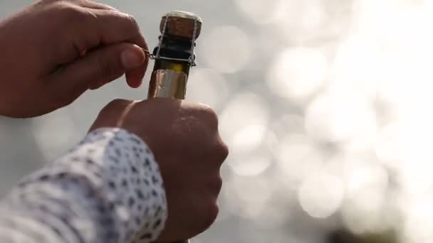 Взрыв Шампанского Открытие Бутылки Шампанского Свадьба Морской Фон — стоковое видео