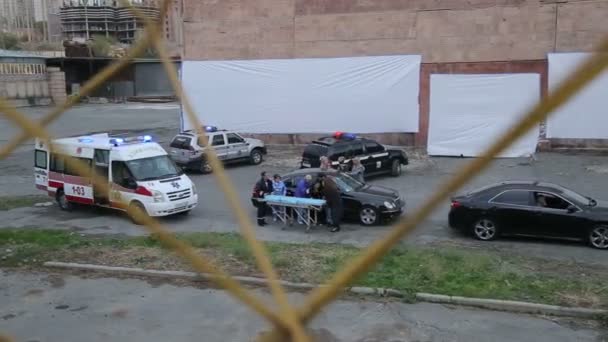 エレバン アルメニア 2017年10月 警察車両 救急車の場所は 攻撃の場所から負傷者を取ります — ストック動画