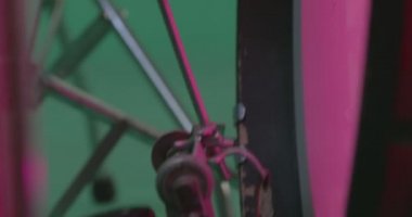 Siyah ayakkabılı güzel bir kız davul çalıyor. Yeşil Ekran - 4K