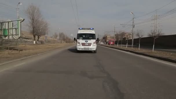 エレバン アルメニア 11月2019 救急車ヴァンは高速道路を駆け下ります — ストック動画