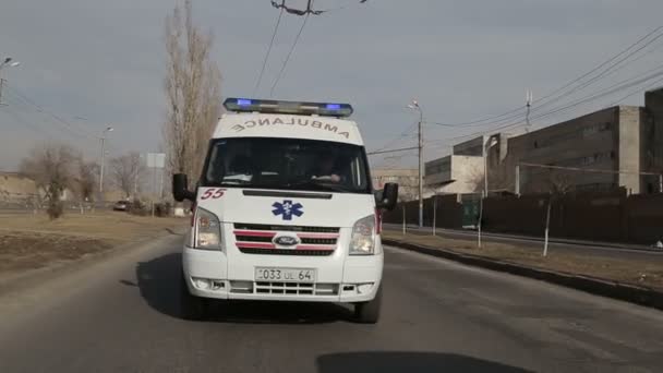 Jerevan Armenien November 2019 Ambulans Van Rushes Utmed Motorvägen — Stockvideo