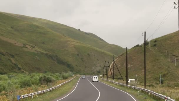Sevan Вірменія Серпень 2019 Автомобілі Їдуть Мощеній Рівній Дорозі Посеред — стокове відео