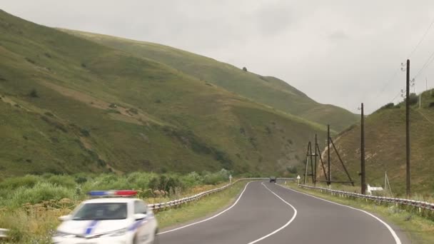 Sevan Armênia Agosto 2019 Carros Uma Estrada Pavimentada Meio Uma — Vídeo de Stock