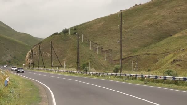 Sevan Armênia Agosto 2019 Carros Uma Estrada Pavimentada Meio Uma — Vídeo de Stock