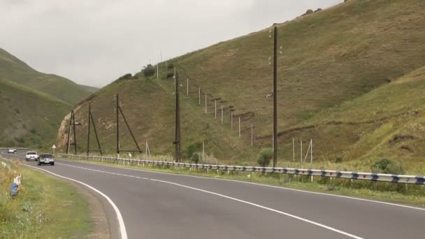 Sevan Armenien August 2019 Autos Fahren Auf Einer Gepflasterten Glatten — Stockvideo