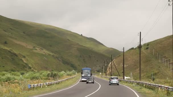 アルメニアのセワン 2019年8月 山岳地帯の真ん中に舗装された滑らかな道路に車で乗る — ストック動画