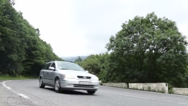 Sevan Armenien August 2019 Autos Fahren Auf Einer Ebenen Asphaltstraße — Stockvideo