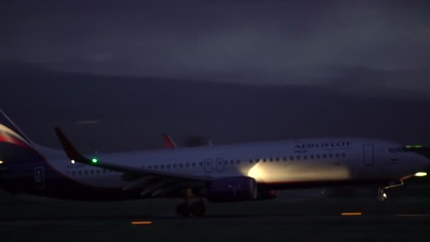 Erevan Armenia Iulie 2017 Avionul Pasagerilor Aterizează Pista Aeroportului Lumină — Videoclip de stoc