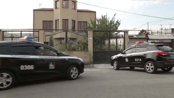エレバン アルメニア 7月2019 警察の特殊部隊の車が家に近づき 特殊部隊は攻撃を開始します — ストック動画