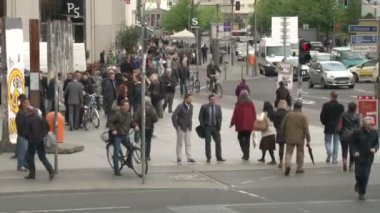 Berlin, Almanya - Nisan 2014 - Berlin sokakları, insanlar cadde boyunca yürüyorlar. Bisikletler, arabalar ve otobüsler