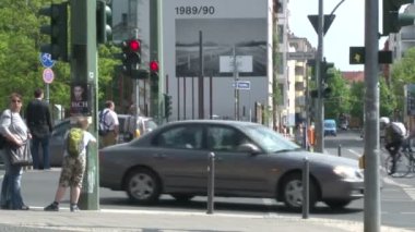 Berlin, Almanya - Nisan 2014 - Berlin sokakları, insanlar cadde boyunca yürüyorlar. Bisikletler, arabalar ve otobüsler