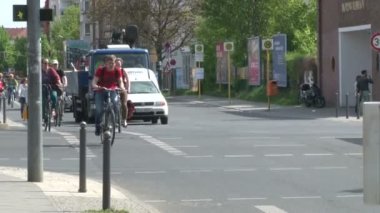 Berlin, Almanya - Nisan 2014 - Berlin sokakları, insanlar cadde boyunca yürüyorlar. Bisikletler, arabalar ve otobüsler