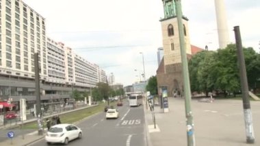 Berlin, Almanya - Nisan 2014 - Berlin sokakları, insanlar cadde boyunca yürüyorlar. Bisikletler, arabalar ve otobüsler