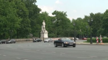 Berlin, Almanya - Nisan 2014 - Berlins Great Star Square 'de araba trafiği