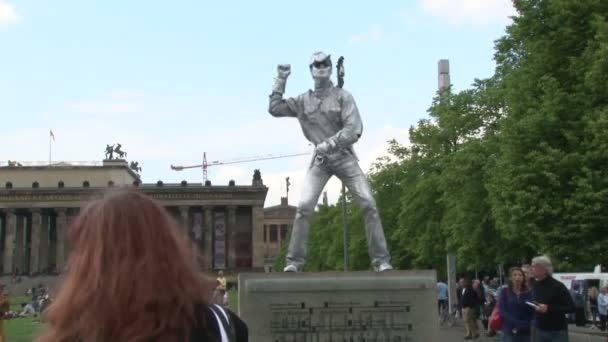Berlin Almanya Nisan 2014 Yaşayan Bir Heykel Heykel Manken Kılığına — Stok video
