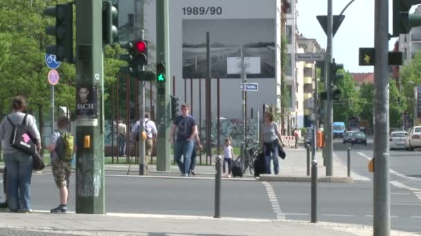 Berlín Německo Duben 2014 Berlínské Ulice Lidé Procházejí Ulici Jízda — Stock video