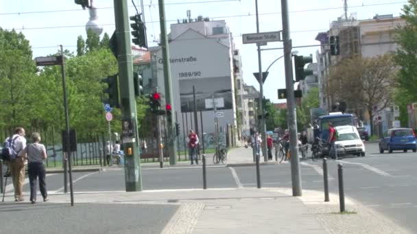 Berlín Německo Duben 2014 Berlínské Ulice Lidé Procházejí Ulici Jízda — Stock video