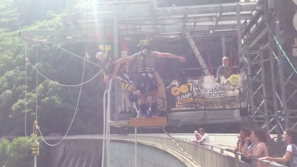 德国柏林 2014年4月 一个与缆绳相连的人从高坝跳到峡谷 — 图库视频影像