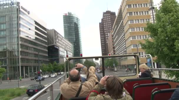 Berlín Německo Duben 2014 Dvoupatrový Turistický Autobus Projíždí Ulicemi Památkami — Stock video