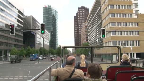 Berlin Almanya Nisan 2014 Çift Katlı Turist Otobüsü Berlin Sokaklarında — Stok video