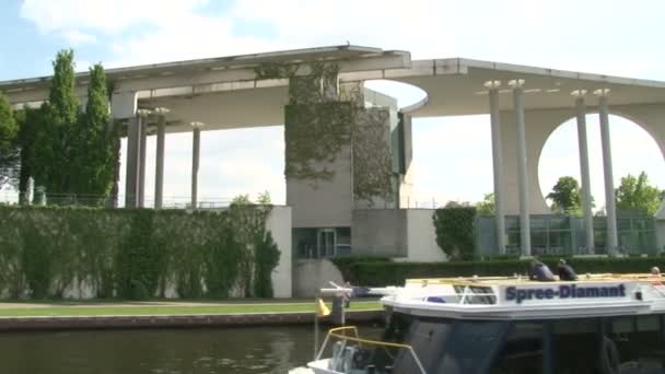 Berlin Germany April 2014 Panorama Building German Chancellery Tourist River — Stock Video