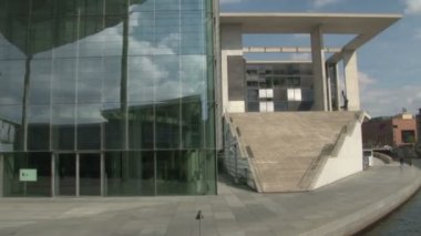 Berlin, Almanya - Nisan 2014 - Maria Elisabeth Luders Hanesi 'nden Panorama, Alman Parlamentosu' nun binası, turist nehir tramvayı,