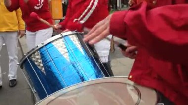 Berlin, Almanya - Nisan 2014 - Grup Berlin Maratonu sırasında davul çalıyor