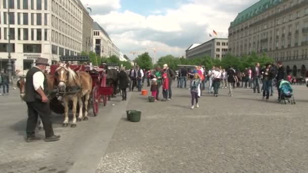 Berlin Niemcy Kwiecień 2014 Ludzie Chodzą Placu Brukowcami Konie Powozami — Wideo stockowe