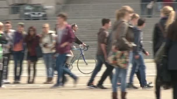 Berlin Niemcy Kwiecień 2014 Ludzie Chodzą Placu Brukowcami Konie Powozami — Wideo stockowe