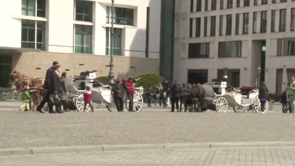 Berlin Niemcy Kwiecień 2014 Ludzie Chodzą Placu Brukowcami Konie Powozami — Wideo stockowe