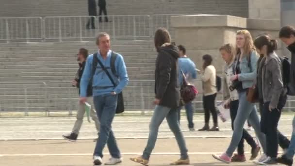 Berlín Německo Duben 2014 Lidé Chodí Náměstí Dlažbou Kameny Koně — Stock video