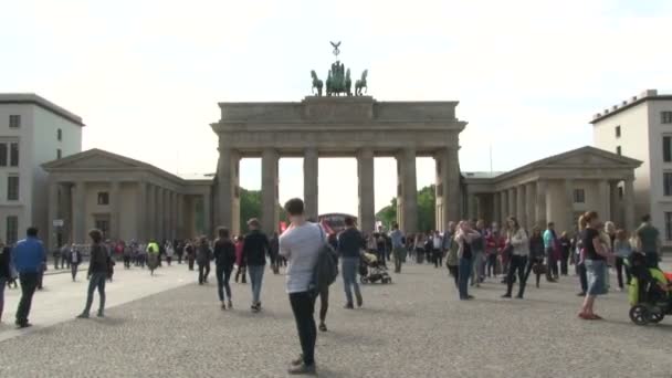 Berlin Deutschland April 2014 Menschen Gehen Brandenburger Tor Spazieren Fotografieren — Stockvideo