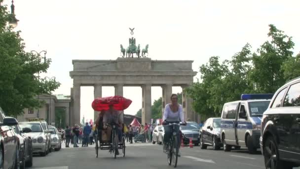 Berlin Almanya Nisan 2014 Nsanlar Brandenburg Kapısı Nda Yürüyor Fotoğraf — Stok video