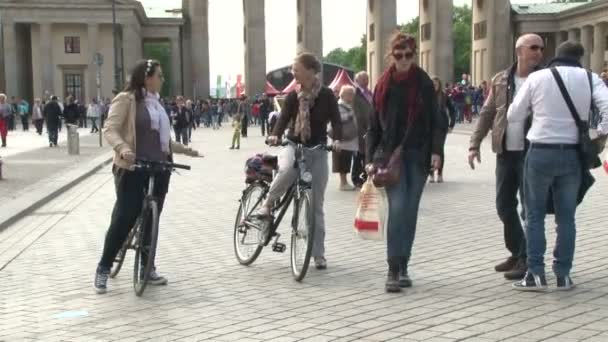 Berlín Alemania Abril 2014 Gente Camina Toma Fotos Monta Bicicleta — Vídeo de stock