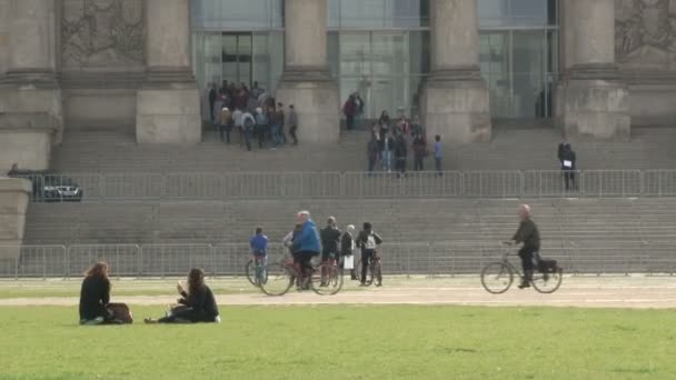 Berlim Alemanha Abril 2014 Edifício Reichstag Pessoas Caminham Andam Bicicleta — Vídeo de Stock