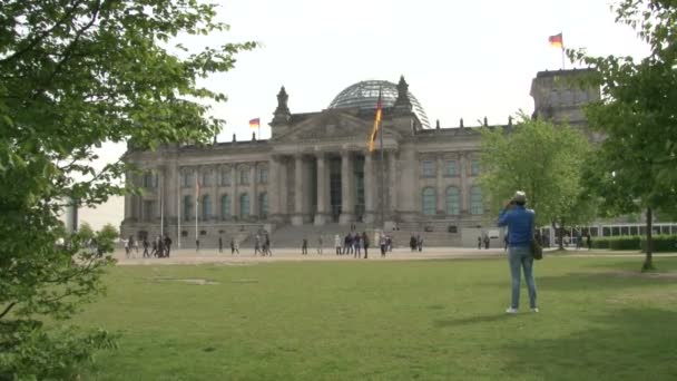 Berlín Německo Duben 2014 Reichstag Budova Lidé Chodit Jezdit Kole — Stock video